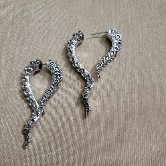 Illusion octopus tentacle post earrings, thick through-ear effect - Picture 3 of 3